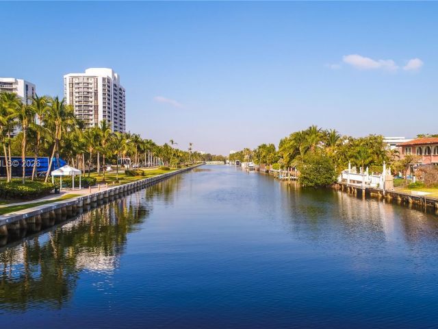 Продажа дома по адресу 3705 NE 214 St 13 - фото 7476476