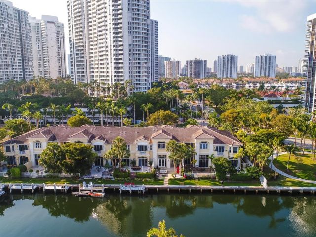 Продажа дома по адресу 3705 NE 214 St 13 - фото 7476477