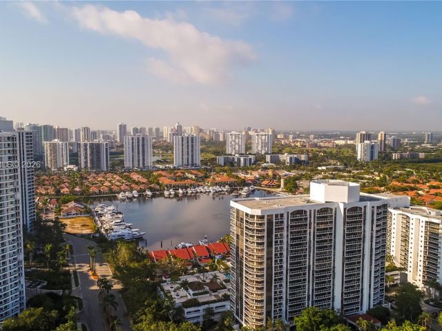 Продажа дома по адресу 3705 NE 214 St 13 - фото 7476478