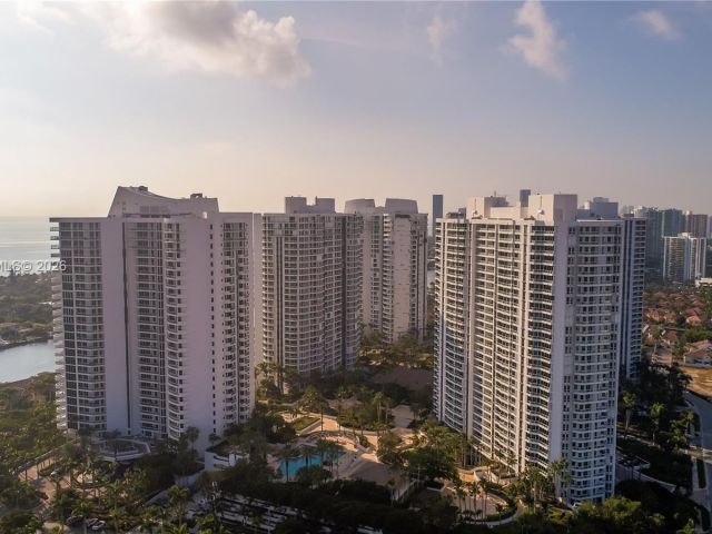 Продажа дома по адресу 3705 NE 214 St 13 - фото 7476479