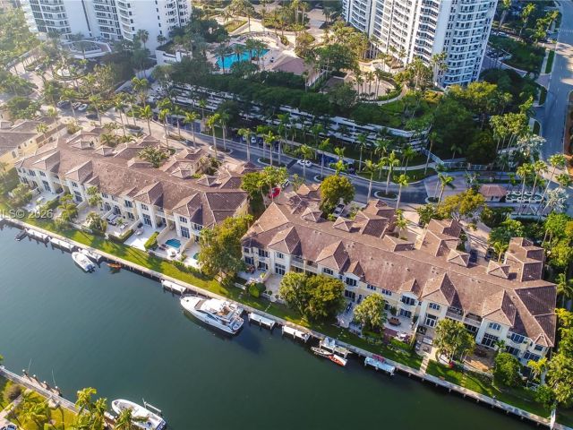 Продажа дома по адресу 3705 NE 214 St 13 - фото 7476480