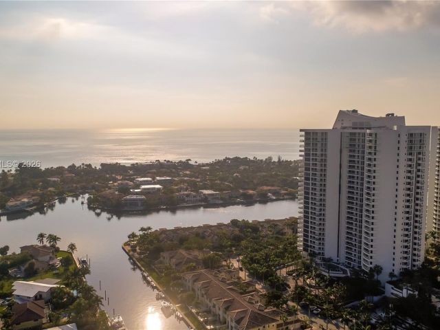 Продажа дома по адресу 3705 NE 214 St 13 - фото 7476481