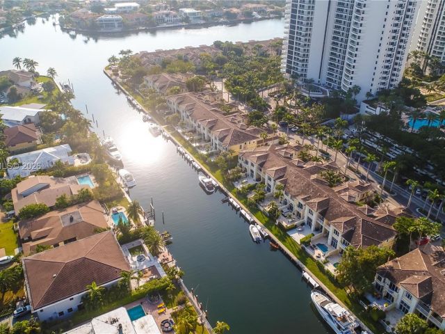 Продажа дома по адресу 3705 NE 214 St 13 - фото 7476482