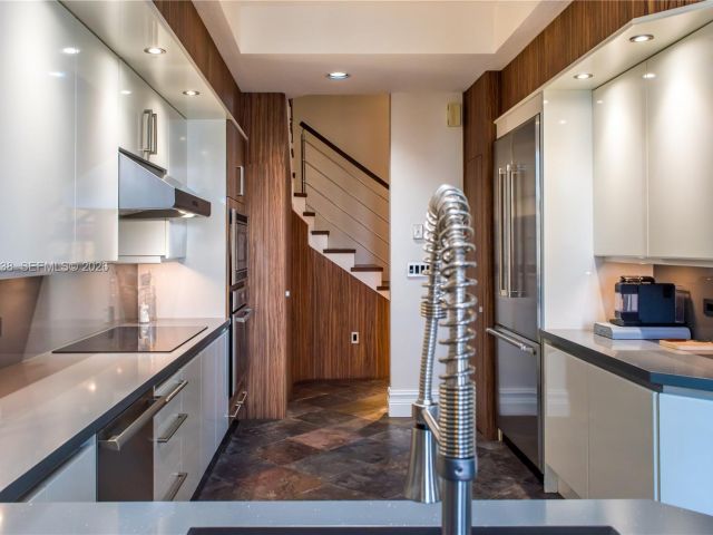 Продажа дома по адресу 3705 NE 214 St 13 - фото 7476488