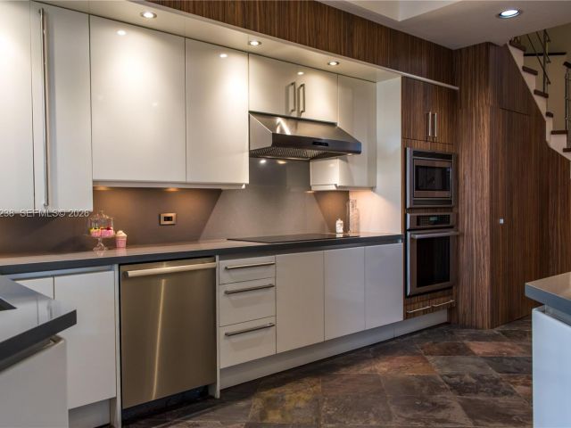 Продажа дома по адресу 3705 NE 214 St 13 - фото 7476490