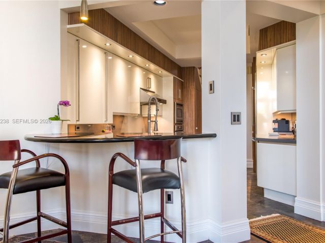 Продажа дома по адресу 3705 NE 214 St 13 - фото 7476491