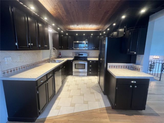 Дом в аренду по адресу 141 NW 72nd Way 1 - фото 7430750