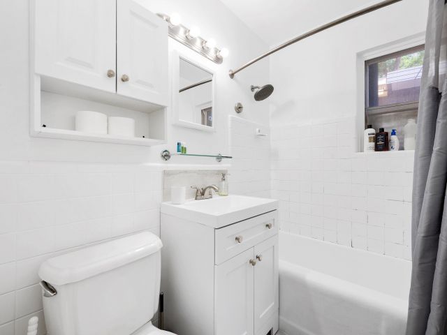 Дом в аренду по адресу 1140 SW 9th Avenue - фото 6687520