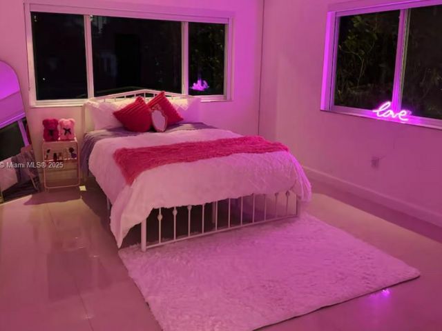 Дом в аренду по адресу 9240 Byron Ave - фото 6679975