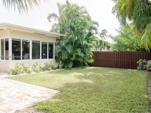 Дом в аренду по адресу 9240 Byron Ave - фото 6679976