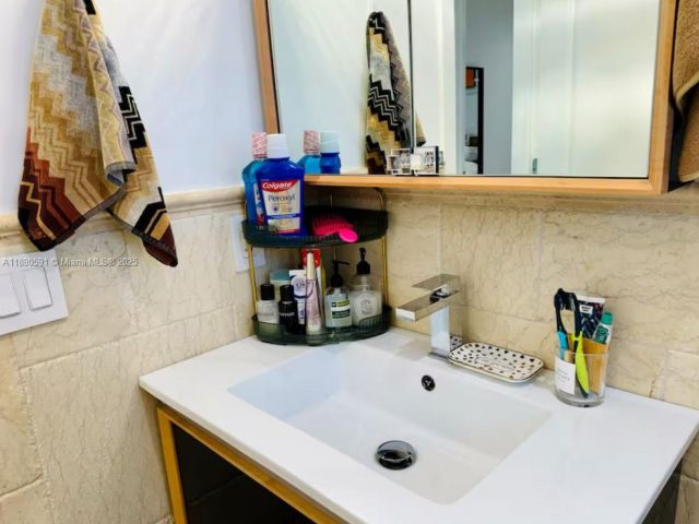 Дом в аренду по адресу 9240 Byron Ave - фото 6679977