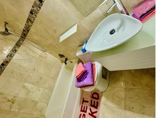 Дом в аренду по адресу 9240 Byron Ave - фото 6679978