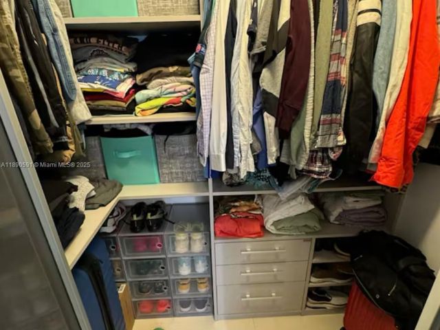 Дом в аренду по адресу 9240 Byron Ave - фото 6679979