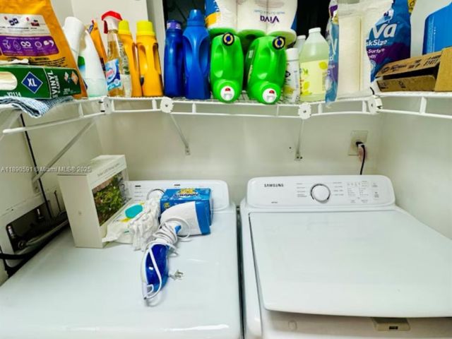 Дом в аренду по адресу 9240 Byron Ave - фото 6679980