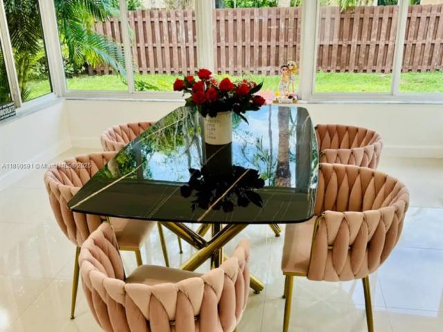 Дом в аренду по адресу 9240 Byron Ave - фото 6679981