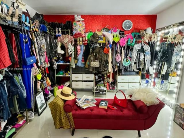 Дом в аренду по адресу 9240 Byron Ave - фото 6679985