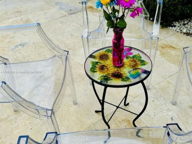 Дом в аренду по адресу 9240 Byron Ave - фото 6679986