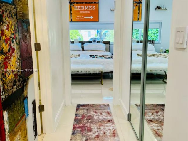 Дом в аренду по адресу 9240 Byron Ave - фото 6679988