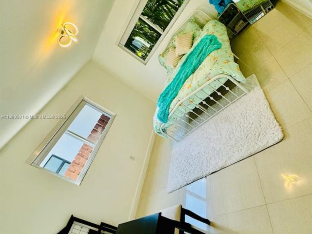 Дом в аренду по адресу 9240 Byron Ave - фото 6679989