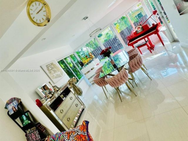 Дом в аренду по адресу 9240 Byron Ave - фото 6679990