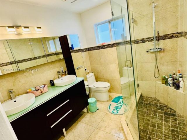 Дом в аренду по адресу 9240 Byron Ave - фото 6679991