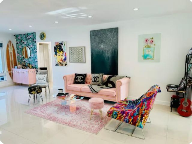 Дом в аренду по адресу 9240 Byron Ave - фото 6679992