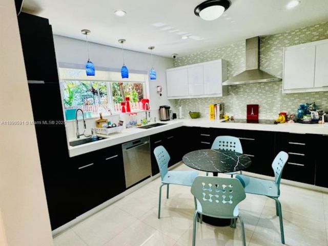 Дом в аренду по адресу 9240 Byron Ave - фото 6679993