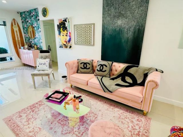 Дом в аренду по адресу 9240 Byron Ave - фото 6679994