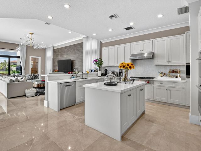 Дом в аренду по адресу 16892 Strasbourg Lane - фото 6676764