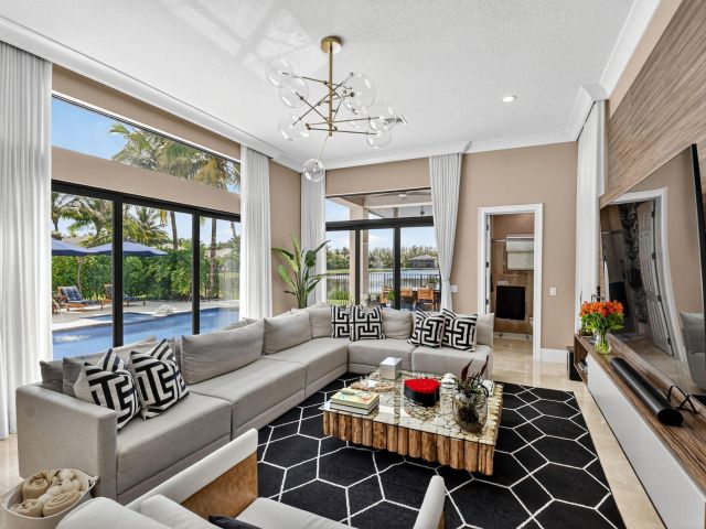 Дом в аренду по адресу 16892 Strasbourg Lane - фото 6676766