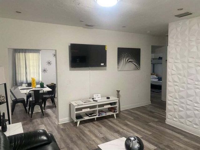 Дом в аренду по адресу 538 SW 7th Street - фото 6680875