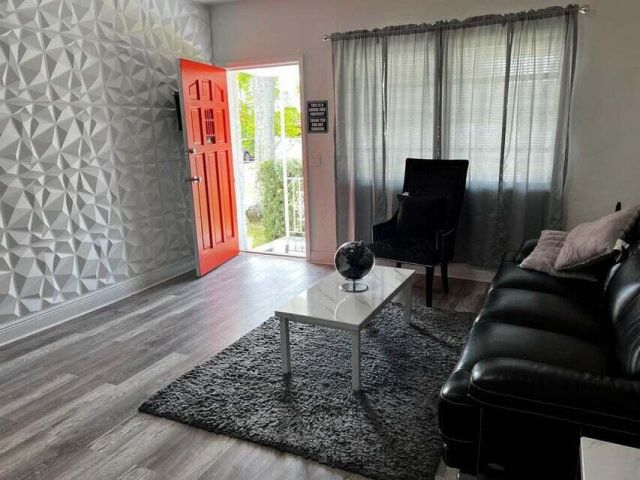 Дом в аренду по адресу 538 SW 7th Street - фото 6680877