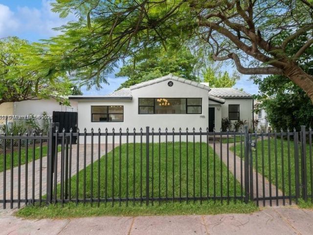 Продажа дома по адресу 1915 Normandy Drive - фото 7468449