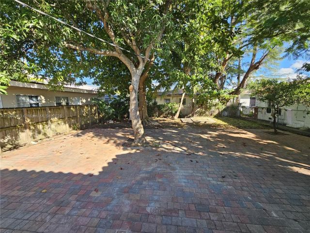 Продажа дома по адресу 1915 Normandy Drive - фото 7468453