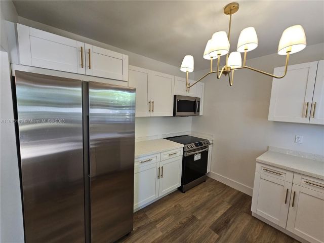 Продажа дома по адресу 1915 Normandy Drive - фото 7468466