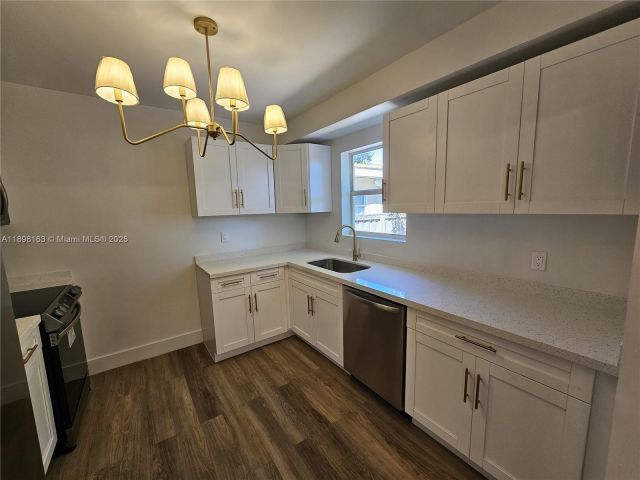 Продажа дома по адресу 1915 Normandy Drive - фото 7468467