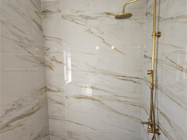 Продажа дома по адресу 1915 Normandy Drive - фото 7468474