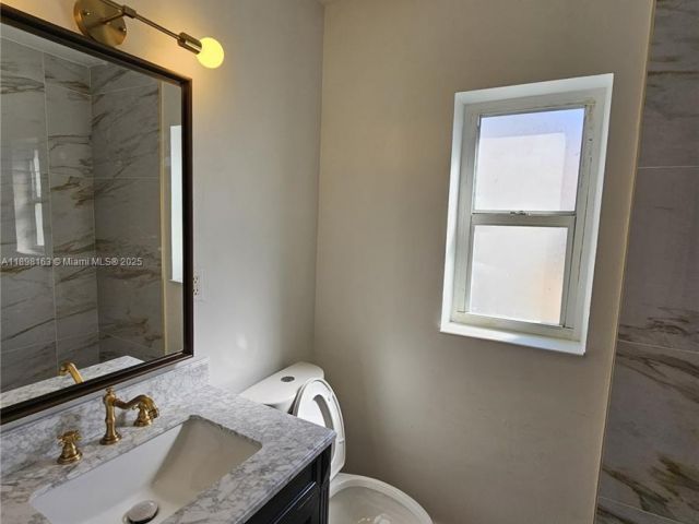 Продажа дома по адресу 1915 Normandy Drive - фото 7468476