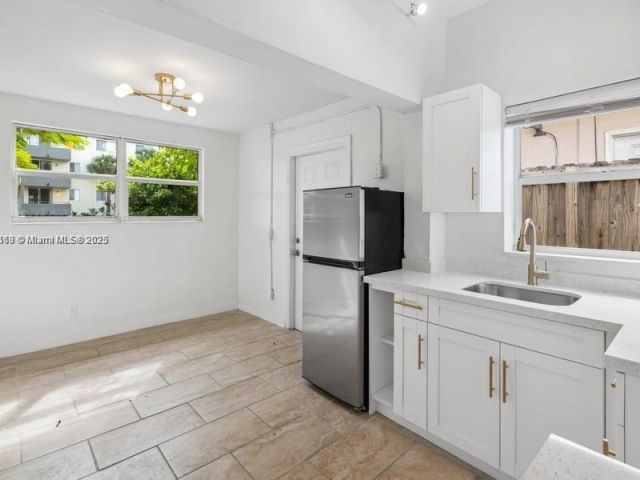 Продажа дома по адресу 1915 Normandy Drive - фото 7468479