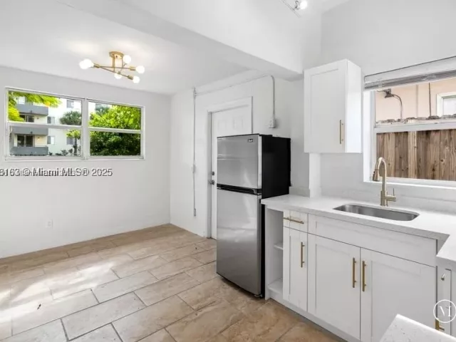 Продажа дома по адресу 1915 Normandy Drive - фото 9320833