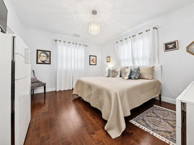 Продажа дома по адресу 310 Almeria Road - фото 6679163