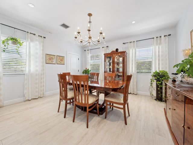 Продажа дома по адресу 310 Almeria Road - фото 6679164