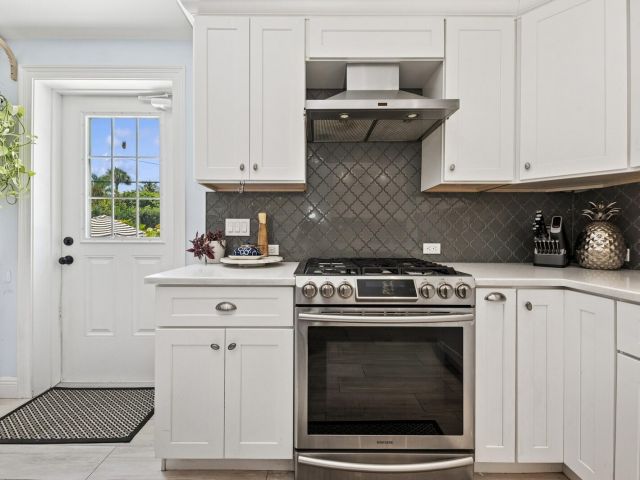 Продажа дома по адресу 310 Almeria Road - фото 6679166