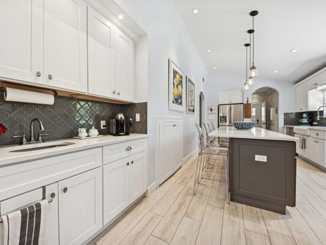 Продажа дома по адресу 310 Almeria Road - фото 6679169