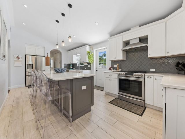 Продажа дома по адресу 310 Almeria Road - фото 6679170