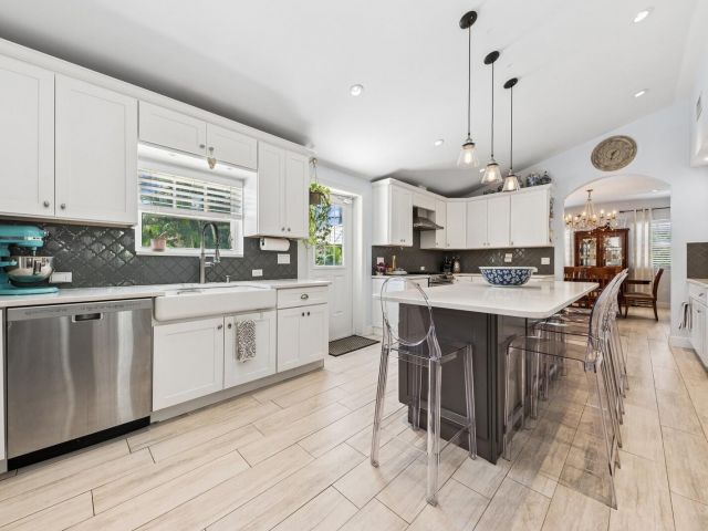 Продажа дома по адресу 310 Almeria Road - фото 6679171