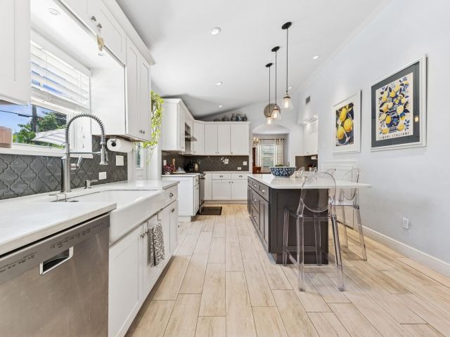 Продажа дома по адресу 310 Almeria Road - фото 6679172