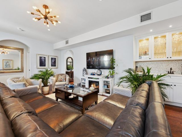 Продажа дома по адресу 310 Almeria Road - фото 6679173