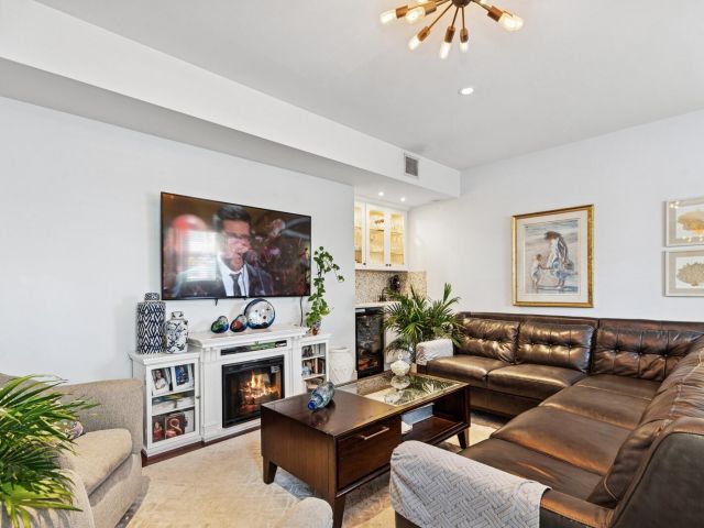 Продажа дома по адресу 310 Almeria Road - фото 6679174