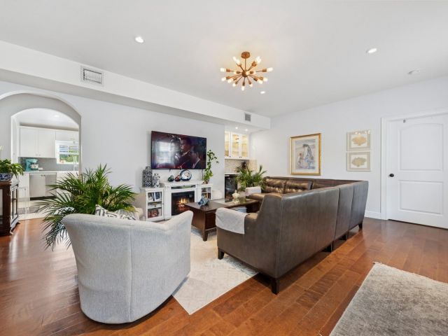 Продажа дома по адресу 310 Almeria Road - фото 6679175